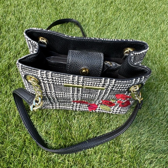 Liz Claiborne Floral Embroidered Shoulder Bag - Black & White Chain Strap - Picture 10 of 15